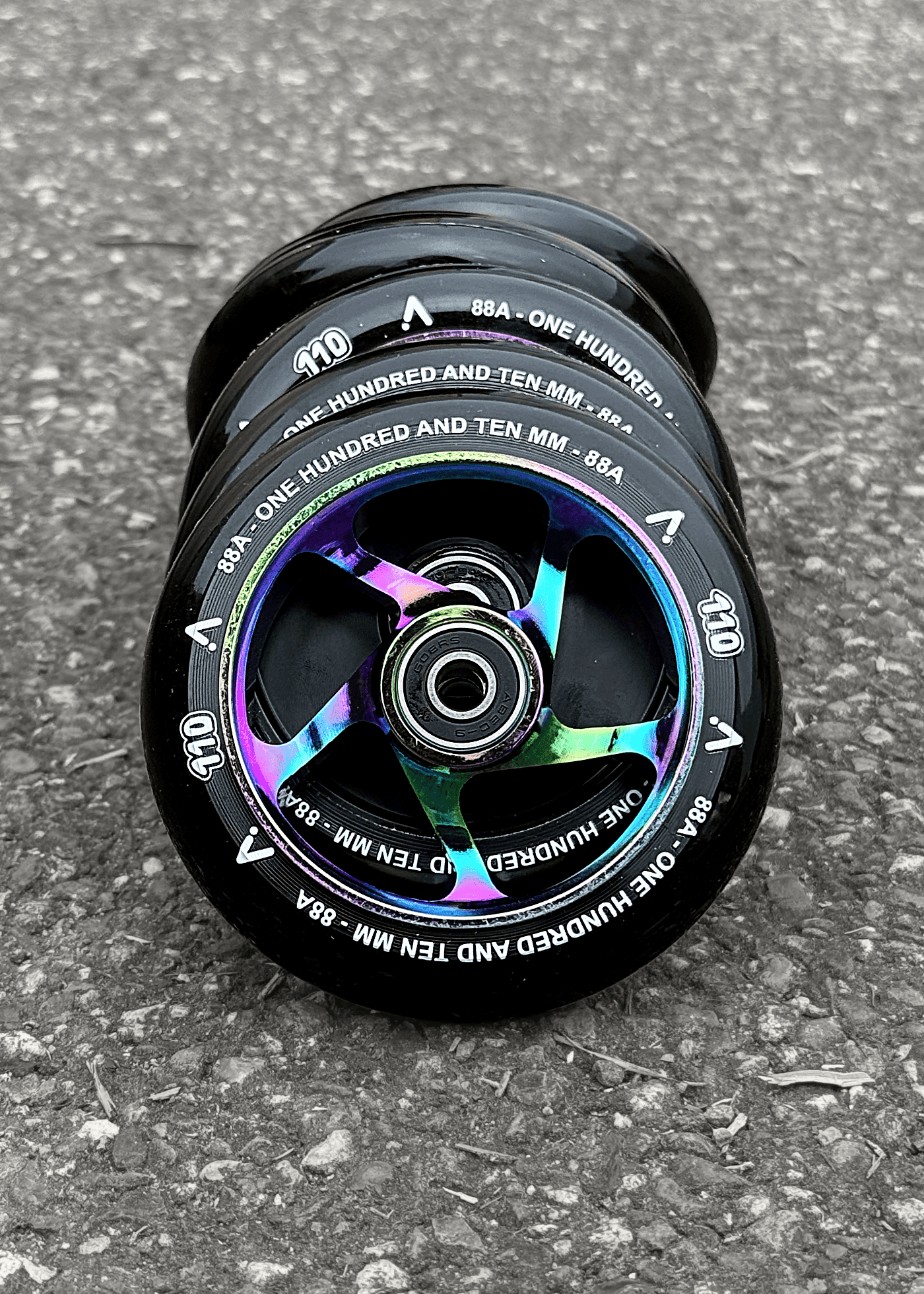 Roues trottinette freestyle ACTA 110mm noires, hub neochrome — gros plan