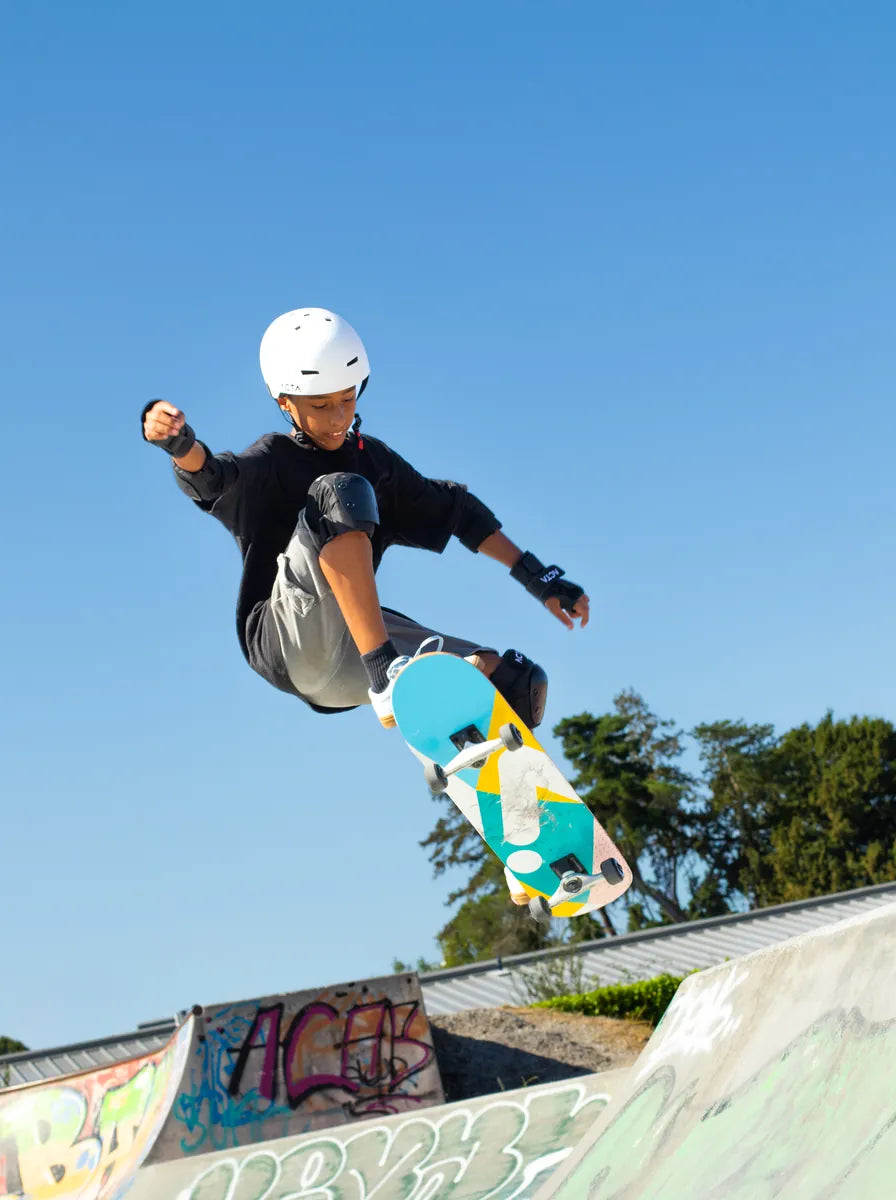 Rider en plein saut au skatepark, équipé du casque ACTA Motion