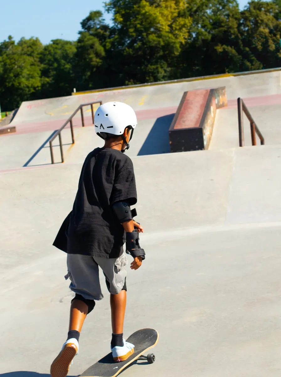 Rider équipé des protections ACTA au skatepark
