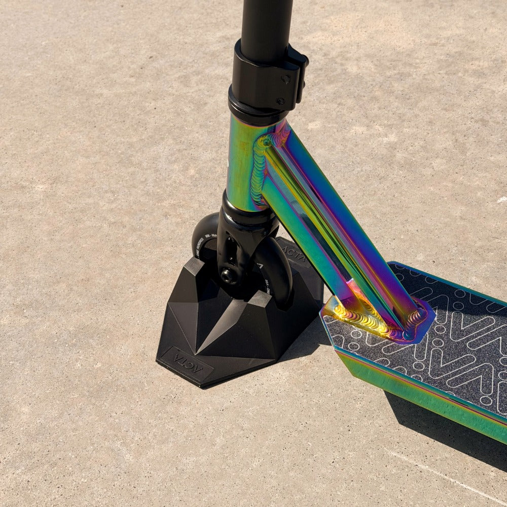 Trottinette freestyle Neochrome tenue par le support ACTA, vue plongeante