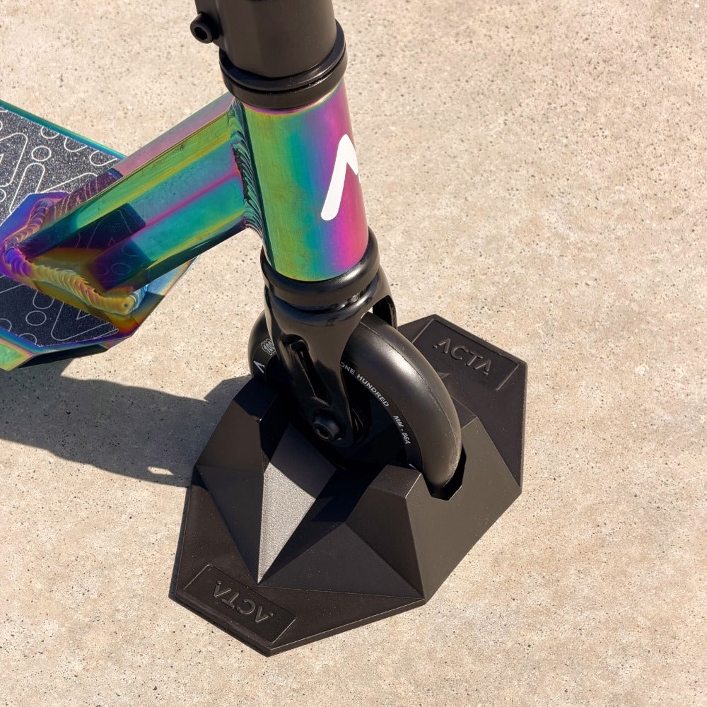 Gros plan du support ACTA avec la roue avant d'une trottinette Neochrome