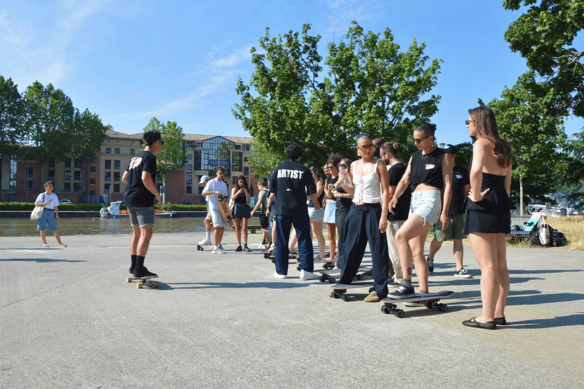 Groupe de créateurs de contenu alignés sur leurs surfskates ACTA au bord du canal à Toulouse