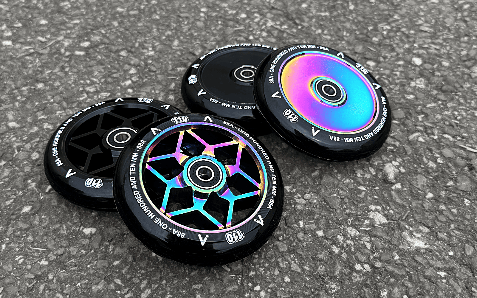 Quatre roues de trottinette freestyle ACTA 110 mm 88A — hubs noirs et neochrome