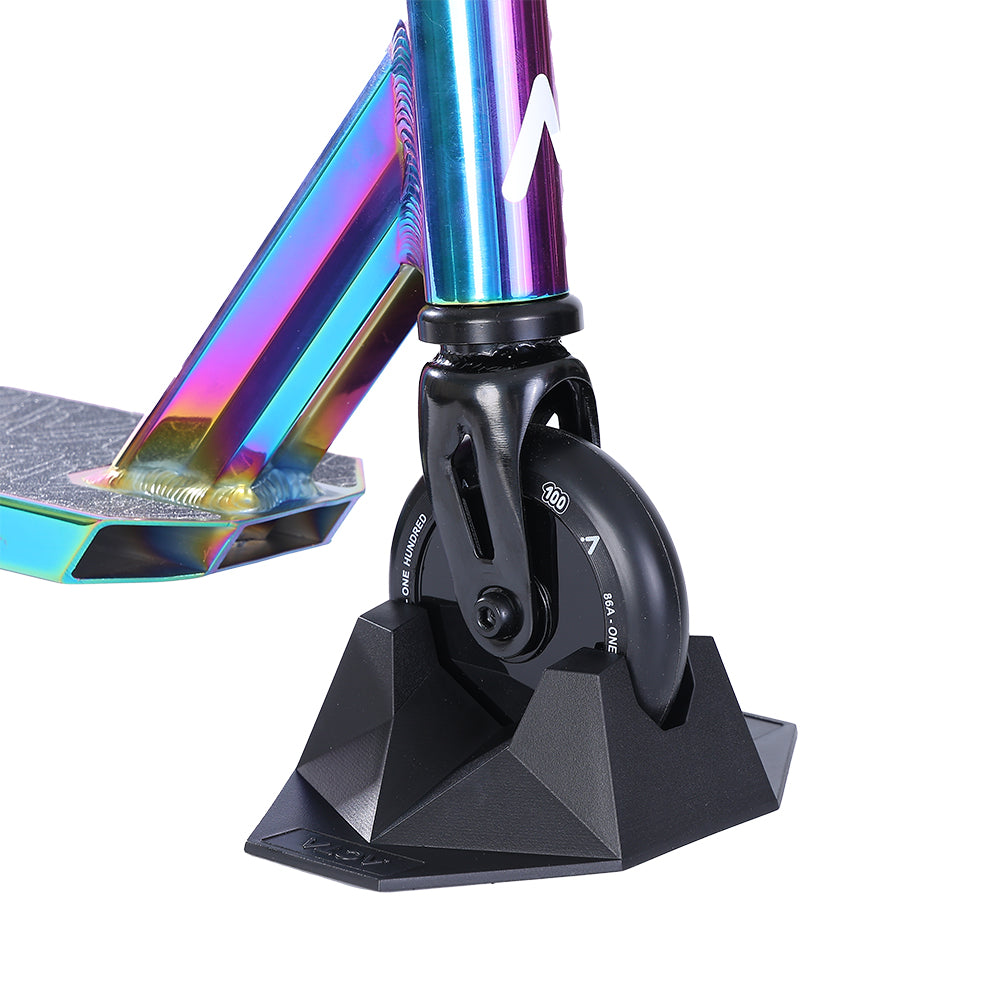 ACTA Neochrome Stunt Scooter, aufrecht gehalten vom ACTA Stand