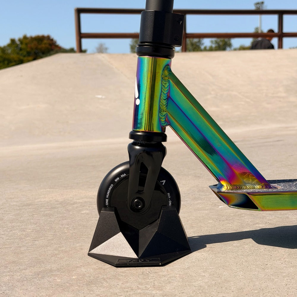 Roue avant de trottinette freestyle Neochrome calée dans le support ACTA, vue de face